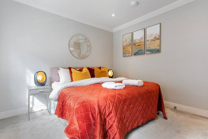 Luxury Split Level Apartment With Private Garden gallery image 5