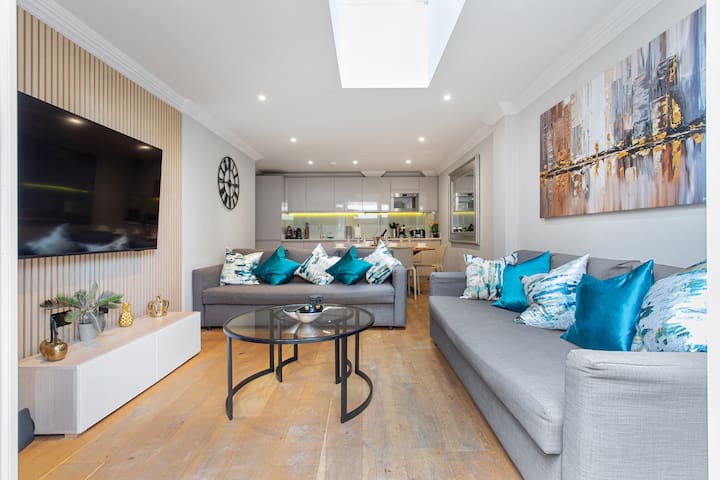 Luxury Split Level Apartment With Private Garden