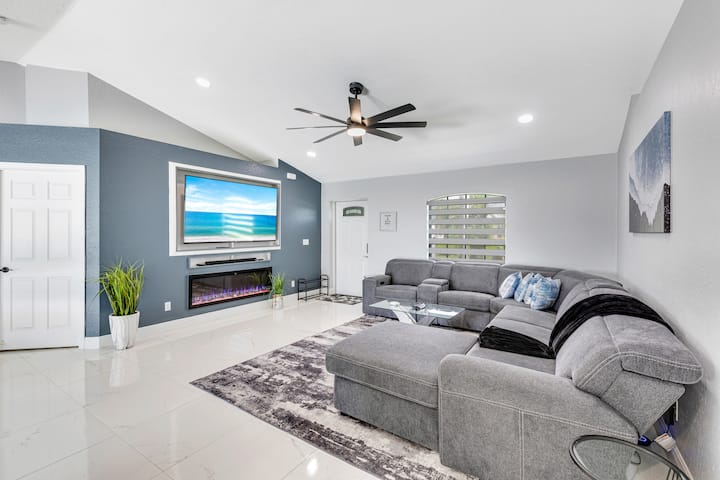 Luxury Smart Home, Heated Pool & Spa Tesla Charger - Cape Coral, FL