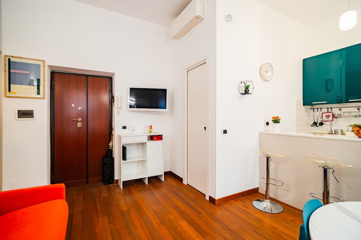 La Casina sull’Appia – Metro Furio Camillo — Salotto 5 | Casa vacanze LovedHomes a Roma