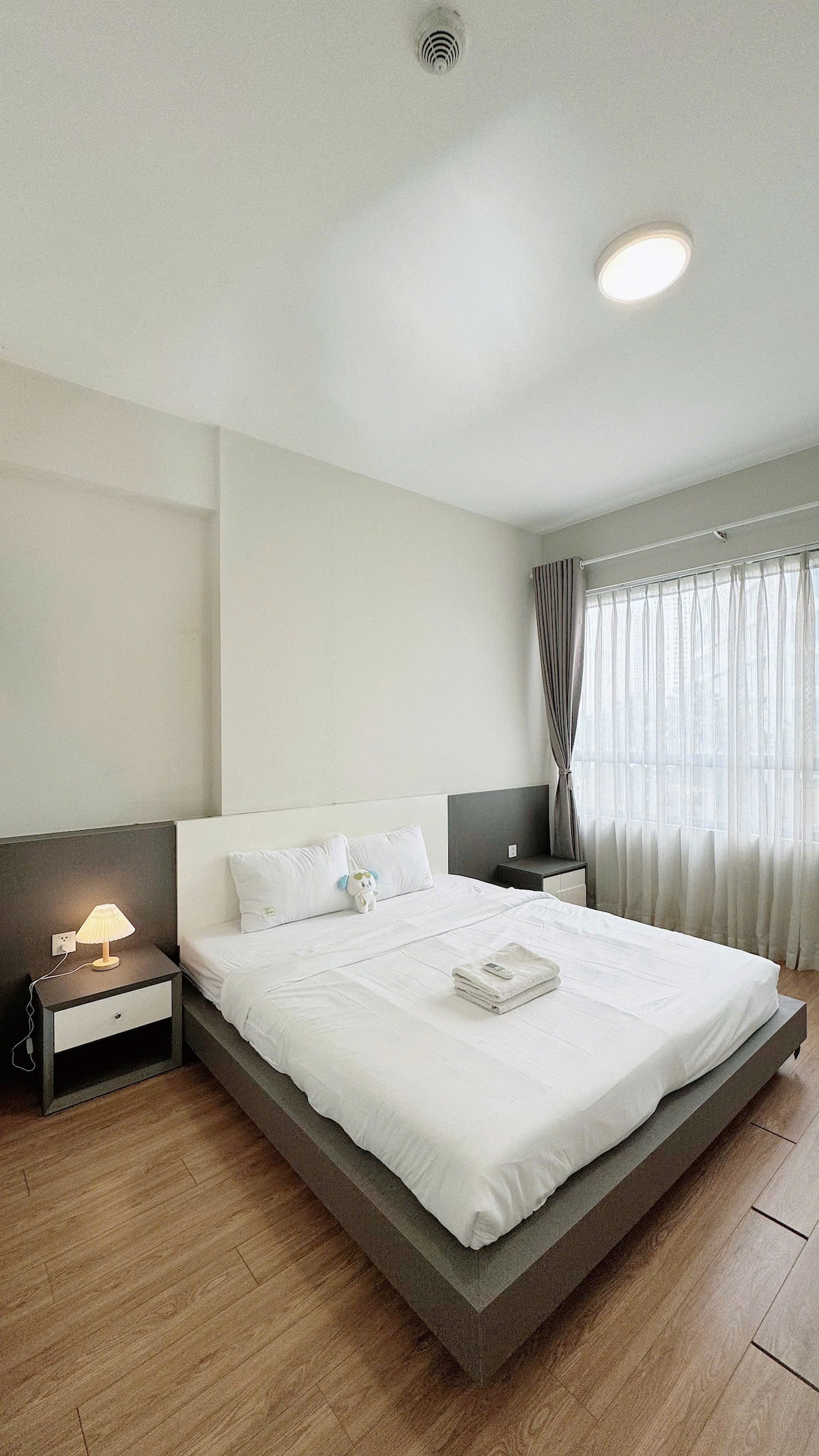 Dormitorio con cama tamaño king 1,8 m x 2 m, armario...