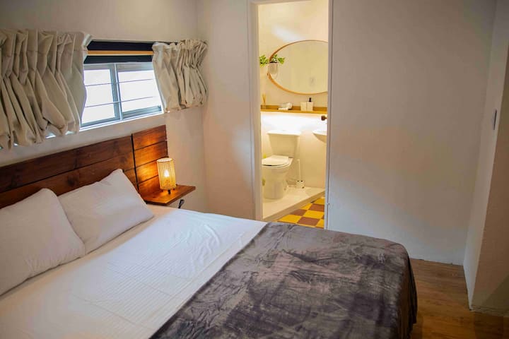 غرفة 201 مع إمكانية الوصول إلى حمام 1/2