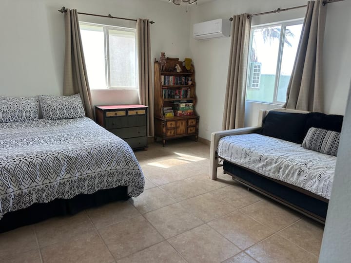 Spavaća soba na 1. katu ima bračni krevet i pomoćni krevet na izvlačenje koji se može razdvojiti u 2 zasebna kreveta