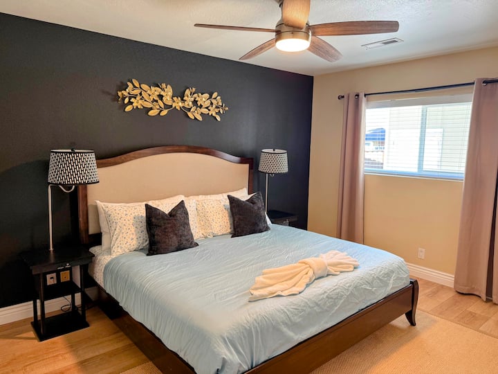 Posteľná bielizeň sa môže mierne líšiť od fotiek, pretože striedame medzi dvoma kompletnými súpravami bielizne v závislosti od dostupnosti.