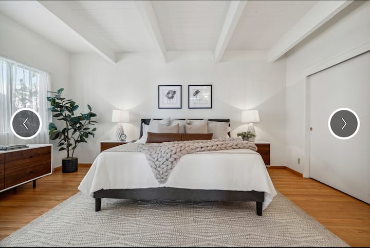 سرير كبير متوسط الحجم وخزانة ملابس