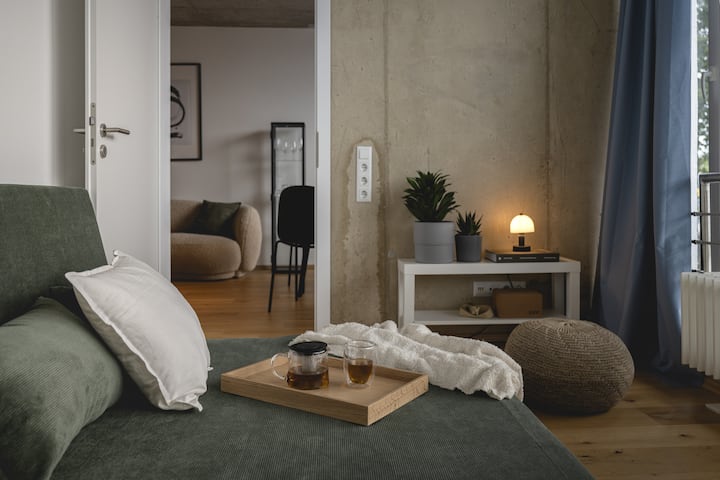  Pokojný priestor na jogu s rozkladacou pohovkou – teplé svetlo evokuje pokoj a vyrovnanosť ✨ 