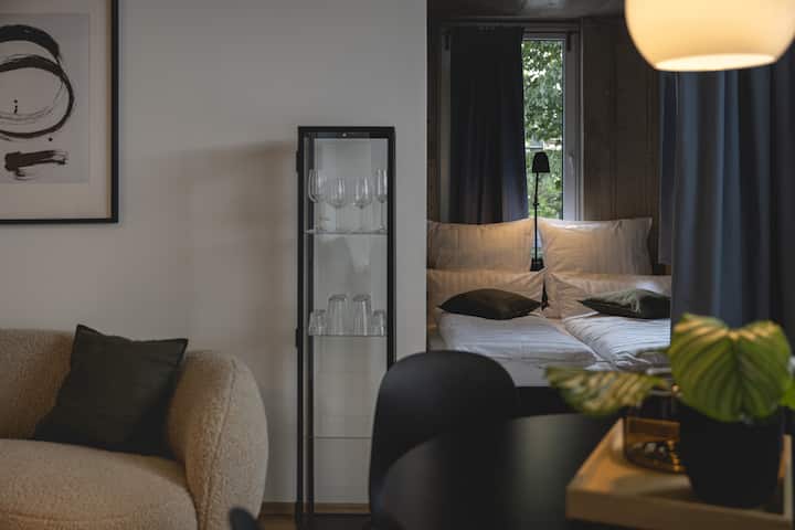  Mäkká záclona oddeľuje obytnú a spálňovú časť – priestor pre pokoj, súkromie a pohodlie ✨ 