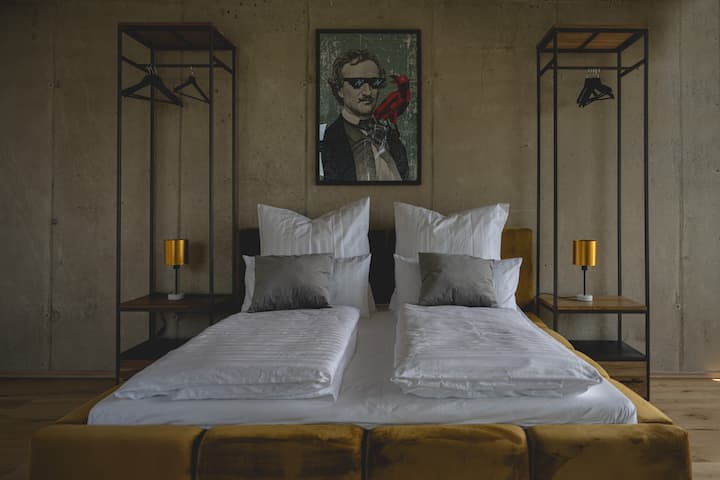 Couleurs chaudes, style cool – calme avec caractère / Warm tones, cool style – calm with character