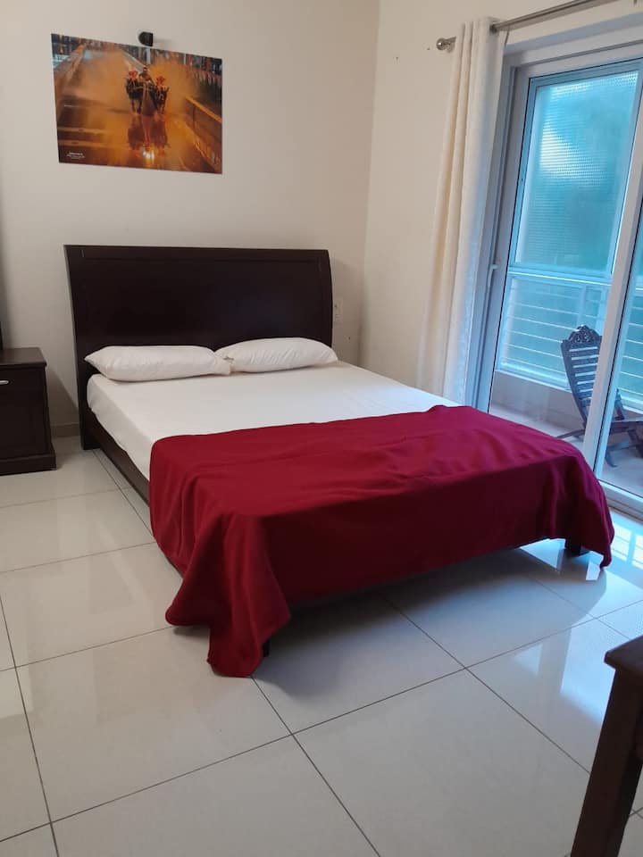 Svi gosti mogu biti sigurni da će tijekom boravka imati na raspolaganju besprijekorno čistu i svježu posteljinu. U glavnoj spavaćoj sobi nalazi se prostor namijenjen za rad na daljinu.