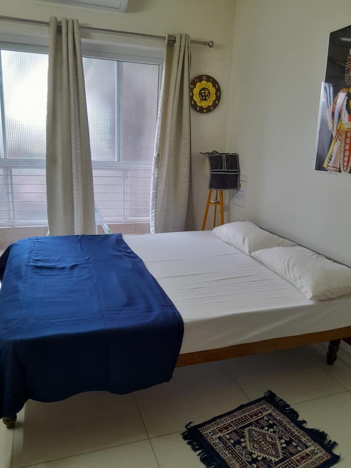 Pogled s balkona omogućuje prirodno svjetlo i svjež povjetarac, a pogled se pruža na prekrasno zelenilo.