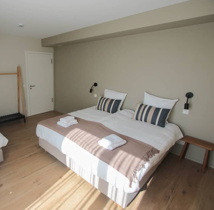 Оваа соба се наоѓа на приземје и е достапна за лица со попреченост