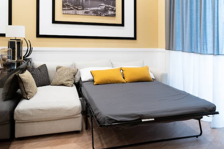 Удобен кауч на спуштање, идеален за две лица, со директен пристап до балконот.

Завесите и ролетните за затемнување обезбедуваат приватност и удобност во текот на ноќта.

Кога резервирате за двајца, каучот е затворен и не е подготвен со постелнина.
