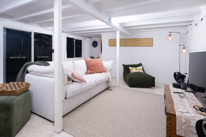 Опуштете се на пониското ниво. Со салон за извлекување со големина на паметен телевизор и брачен кревет, тоа е многу релаксирачко место и дава пристап преку 2 стаклени лизгачки врати до поплочената градина и уште еден мал балкон. Сите прозорци и врати на ова ниво имаат безбедносни екрани што може да се заклучат