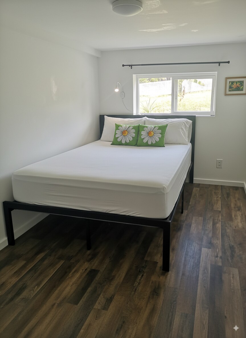 Svijetla i udobna spavaća soba s velikim krevetom i madracem srednje tvrdoće od 14 inča