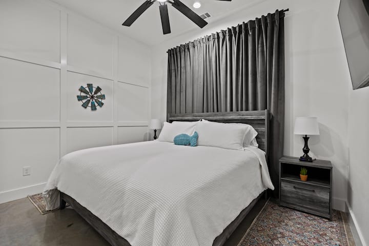 Suita e dytë private ka një krevat dopio "king", banjë të kompletuar dhe Roku HDTV, e përkryer për çifte ose vizitorë që vlerësojnë hapësirën dhe privatësinë shtesë.