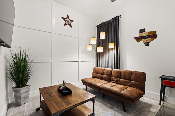 Një hapësirë fleksibël ofron një hapësirë të dytë ndenjjeje, e përkryer për t 'u shtrirë dhe për të shijuar një kohë të qetë larg dhomës kryesore. Futoni i konvertueshëm qëndron i sheshtë për të akomoduar një vizitor shtesë — ideal për një fëmijë ose adoleshent.