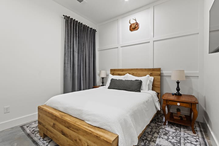 Shijo një krevat dopio "queen" të rehatshëm në dhomën e tretë të gjumit, plus filmin ose shfaqjen tënde të preferuar në Roku HDTV për një natë çlodhëse në.