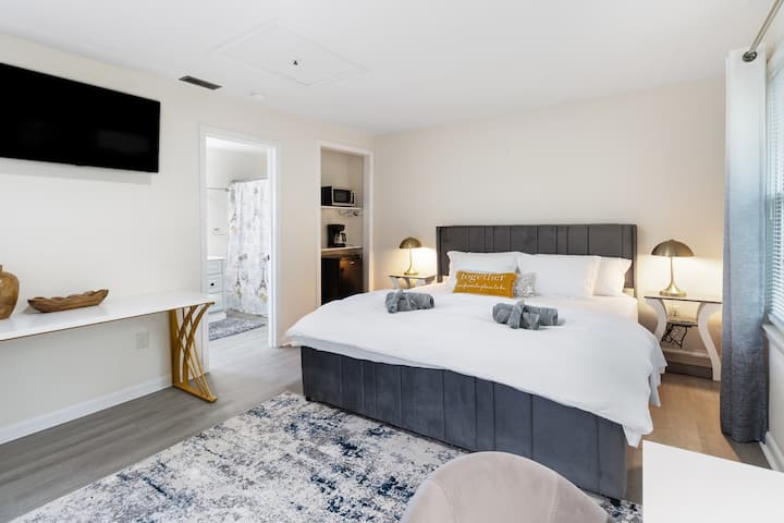 Camera da letto principale con letto matrimoniale grande e bagno annesso