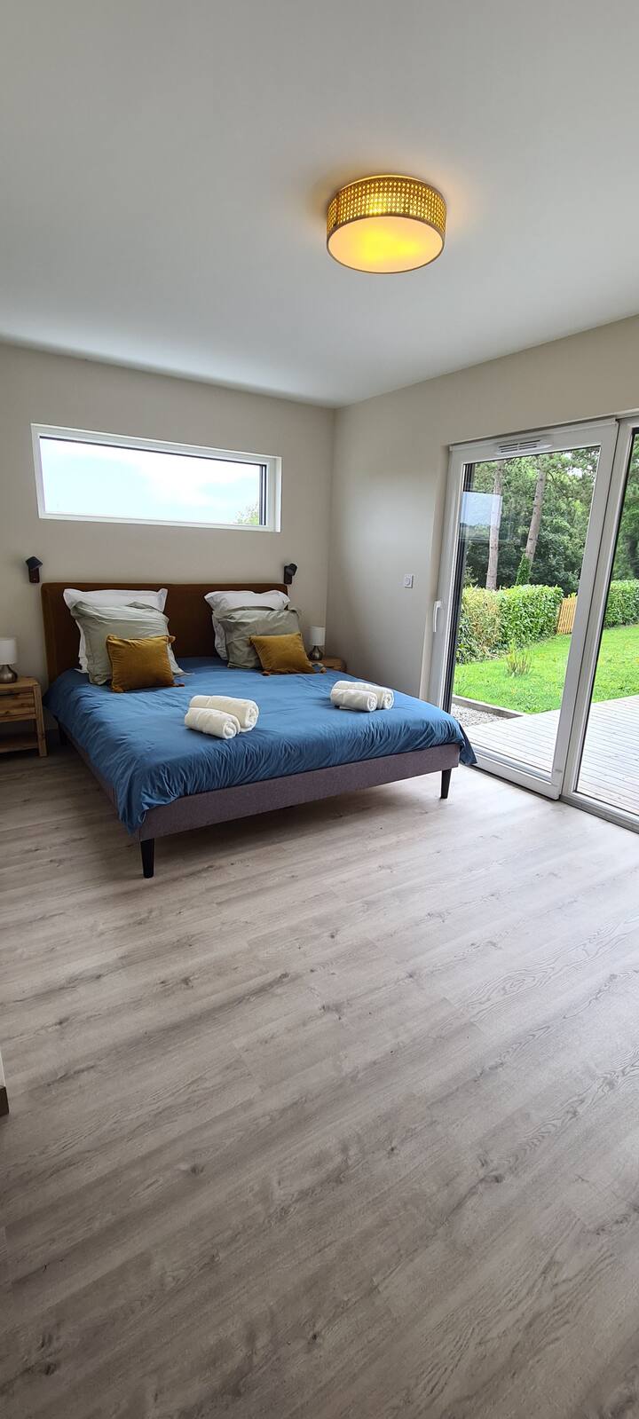 Le sommier est de la marque EMMA. Le matelas est le modèle KING SIZE  EMMA HYBRIDE II . 180 x 200.