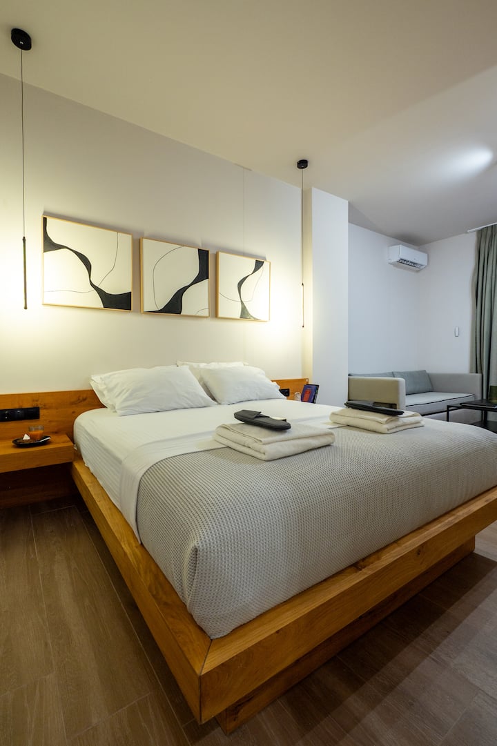 Moderna i ugodna spavaća soba, idealna za opuštanje i mir.
