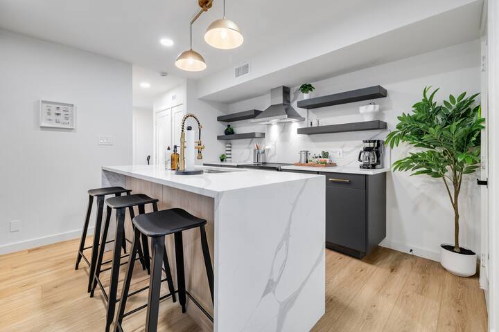 Heated Waterfall Pool Located in Heart of Dallas! gallery image 3