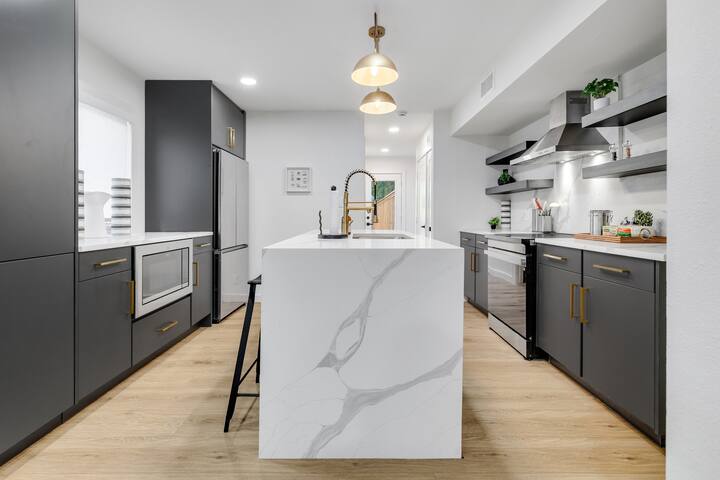 Heated Pool + Massive Backyard + Downtown Dallas! gallery image 3