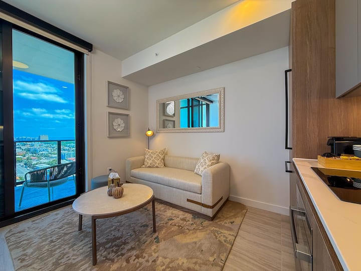 Luxury View-walk To Beach! - Miami Beach, FL