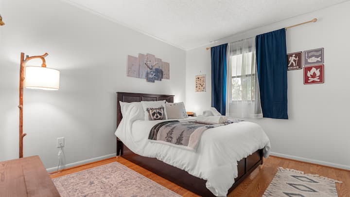 เข้าสู่ป่า: เหมาะสำหรับห้องเด็ก แต่สะดวกสบายพอสำหรับผู้ใหญ่  เตียงขนาดเต็มขนาดนี้ดึงออกมาเป็นเตียงเดี่ยวเพื่อนอนเพิ่มเติมสำหรับเด็กเล็กๆ!