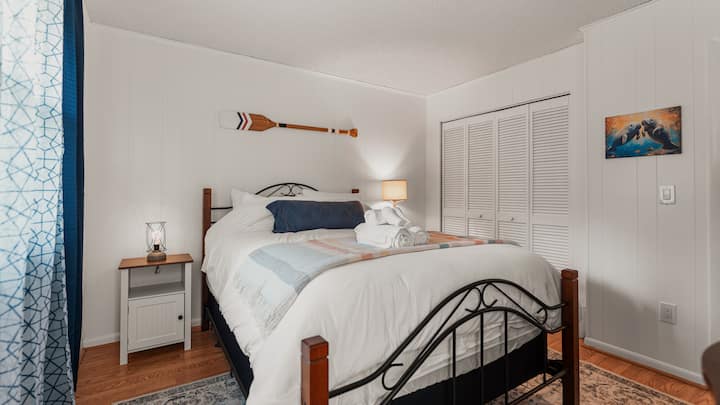 “พื้นที่ปลอดการตื่น” มีเตียงควีนไซส์พร้อมที่นอนเมมโมรี่โฟมขนาด 3 นิ้วเพิ่มเติมเพื่อความสบายยิ่งขึ้น ห้องพักยังมีสมาร์ททีวีขนาด 42” และห้องน้ำส่วนตัว 