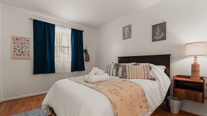 ห้องไวลด์ฟลาวเวอร์: เตียงเต็มขนาด เตียงเลื่อนดึงออกมาเป็นเตียงแฝดด้านล่าง มีผ้าปูที่นอนและผ้าห่มสำรองในตู้เสื้อผ้า พัดลมในทุกห้อง 