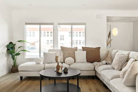 Popular Airbnb listing: SoFi USC 10 mins ~ Pool ~ HotTub ~ Gym ~ West LA Retreat in Westside South Central