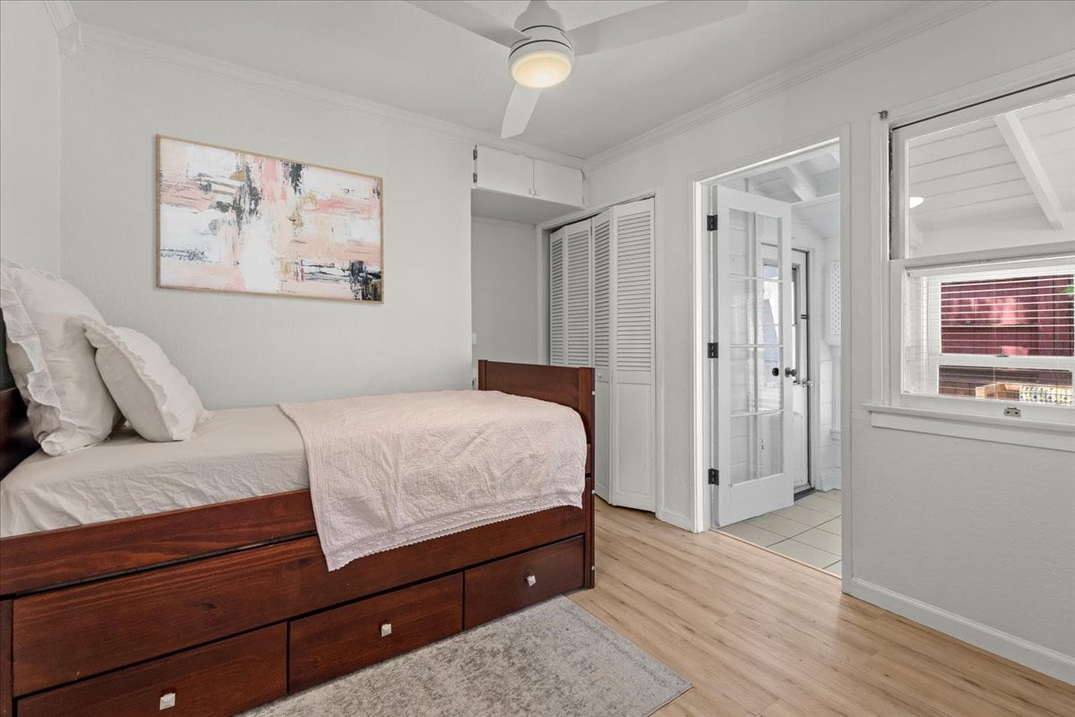 Este segundo dormitorio es un espacio tranquilo y funcional, perfecto para viajeros solitarios, niños o huéspedes que prefieren un poco más de privacidad. La tumbona de madera maciza está cubierta con un lujoso colchón doble y una acogedora ropa de cama, ideal para una noche de sueño reparador o una siesta por la tarde.