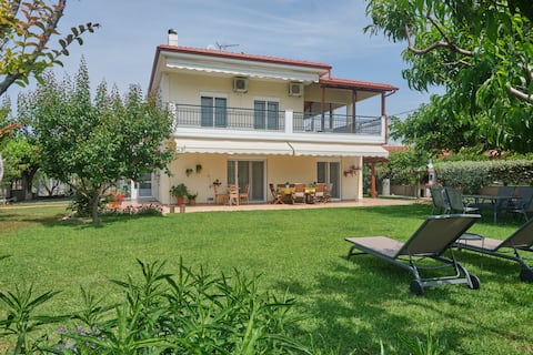 Luxury Villa in Nea Plagia IDEAL for families