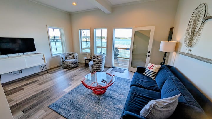 Penn Cove Getaways - Waterside Studio On Front St - Oak Harbor, WA