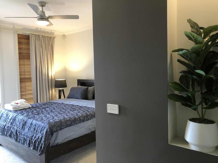 加大双人床。套房和步入式衣橱。  