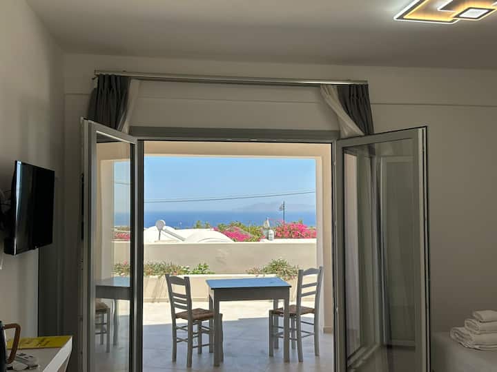New Luxe Lovely Hotel - 8 Double Rooms - Santorini