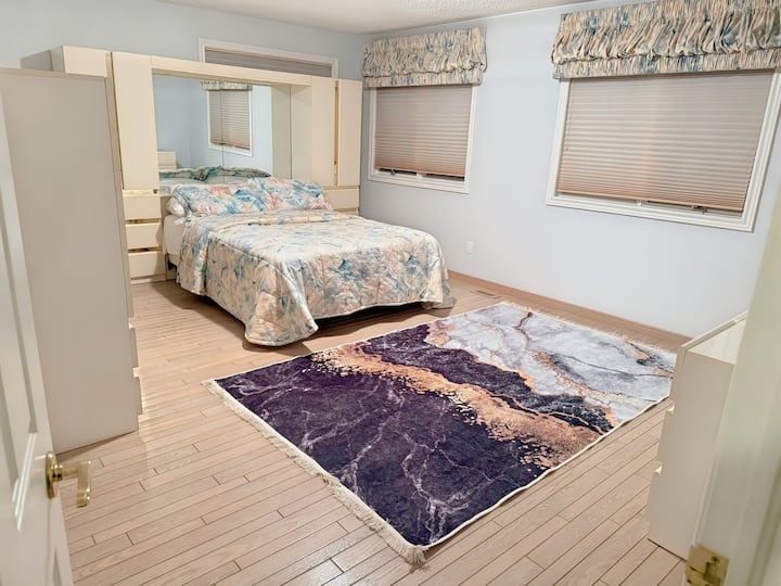 Priestranná hlavná spálňa s kúpeľňou s toaletou