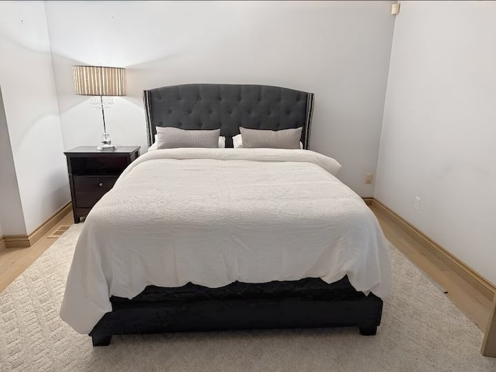 Priestranná spálňa na hlavnom poschodí s manželskou posteľou