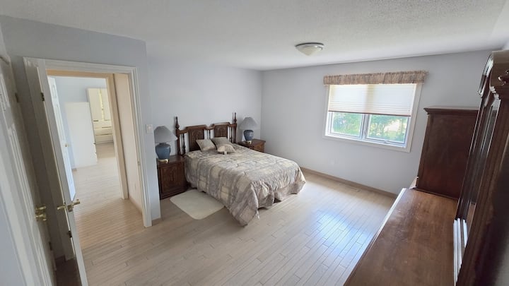 Priestranná druhá spálňa s kúpeľňou s toaletou