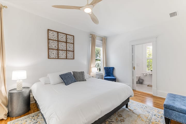 Chambre spacieuse avec salle de bain attenante, dressing et lit king size !