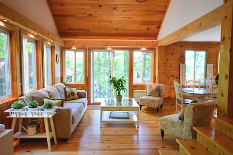 Lakeside Retreat w/ Hot Tub & Bunkie – Sleeps 10