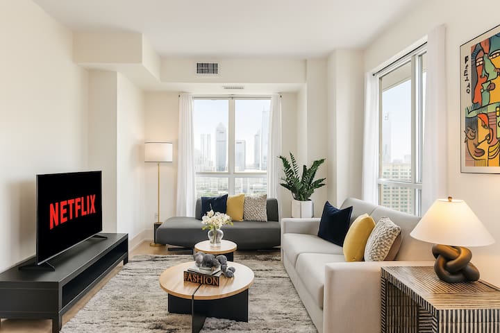 180° CN Tower View – Parking – Pool – City Center! gallery image 2