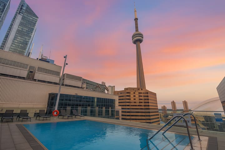 180° CN Tower View – Parking – Pool – City Center!