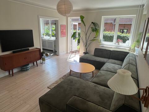 Top Airbnb: 180m2 villa apartment. Close to nature & 15 min. from Copenhagen. in Valby