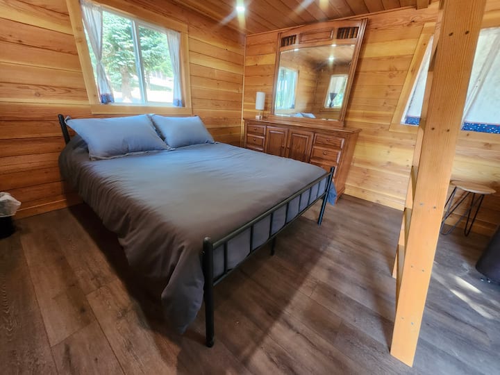 Small Cabin In A Noble Forest - King Estate Winery, Eugene