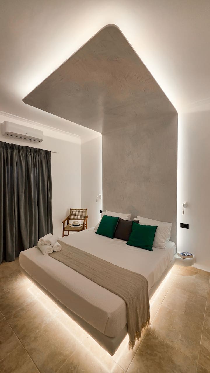 Сместувањето се состои од две спални соби, брачен кревет (широк 180-220 см), опремени со Android Smart TV.  