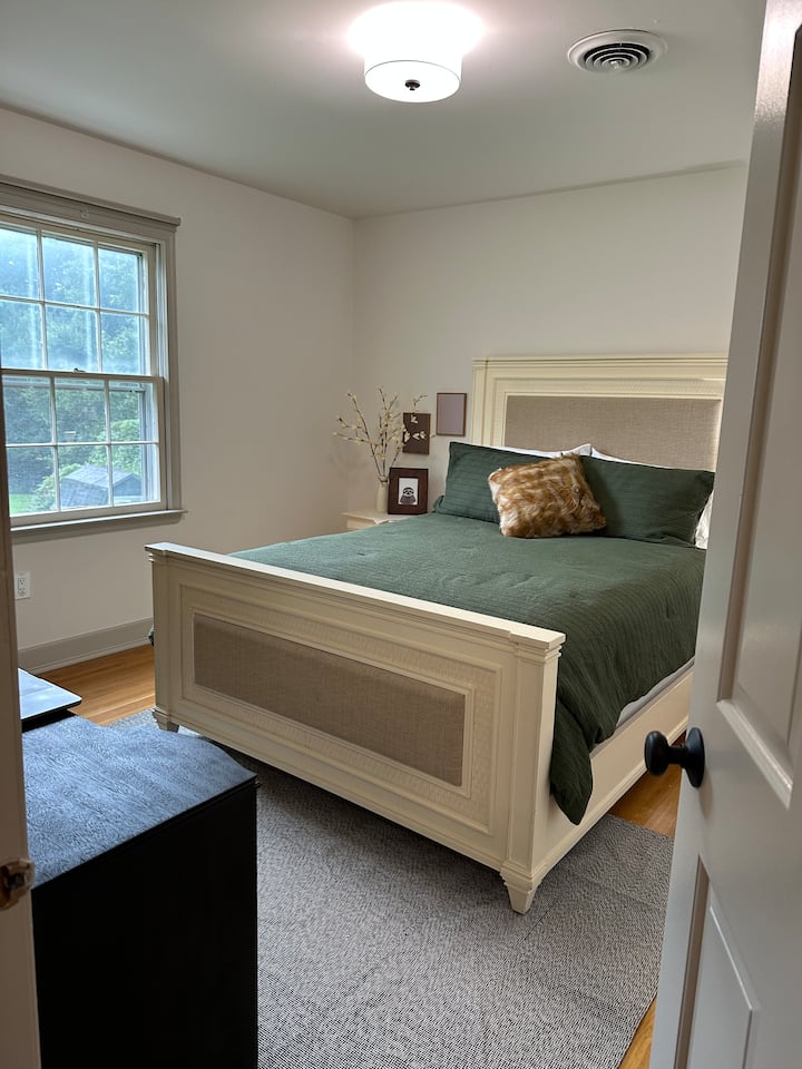 Relájate en este acogedor y sereno dormitorio con una cama tamaño queen, iluminación suave, suelos de madera y persianas opacas. Perfecto para noches de descanso en un tranquilo barrio de Charlotte: limpio, cómodo y a solo minutos de Uptown.