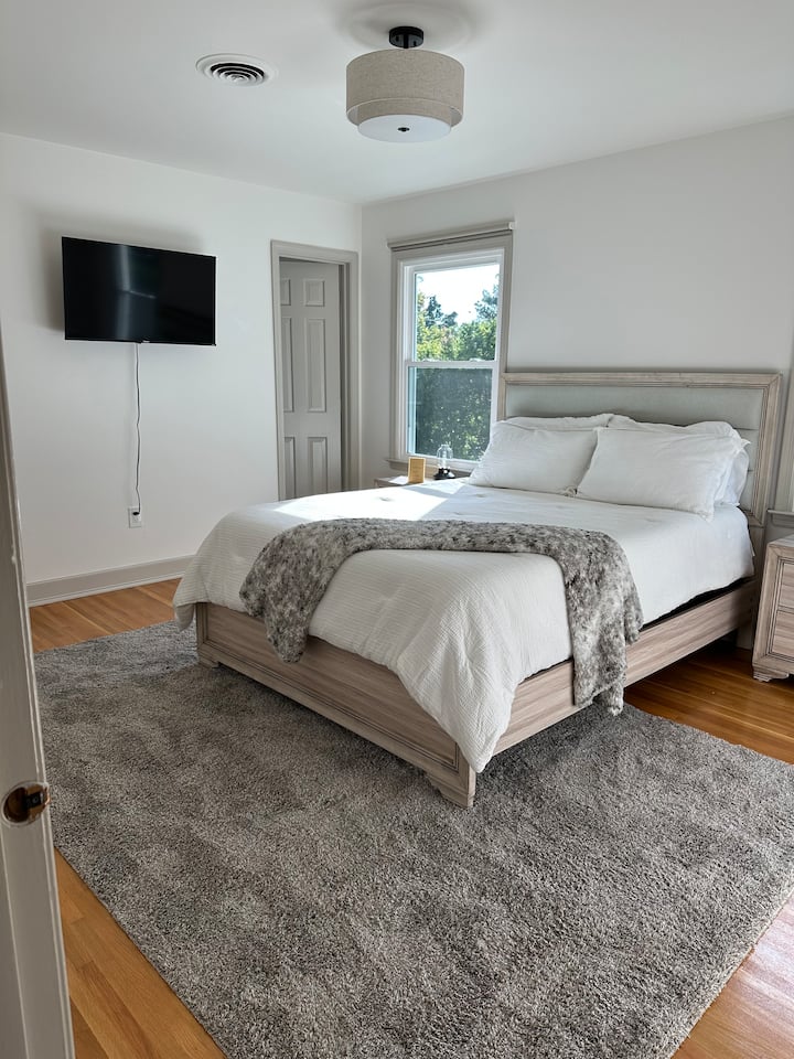 Disfruta de la comodidad de un gran vestidor y un baño privado, ideal para la comodidad y la relajación durante tu estancia en Charlotte.