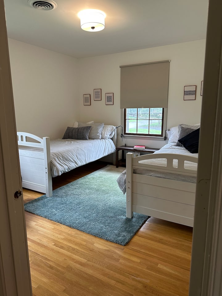 Acogedor y luminoso dormitorio doble con decoración moderna, ropa de cama suave y mucha luz natural, perfecto para que amigos, niños o invitados adicionales se relajen y desconecten durante su estancia.