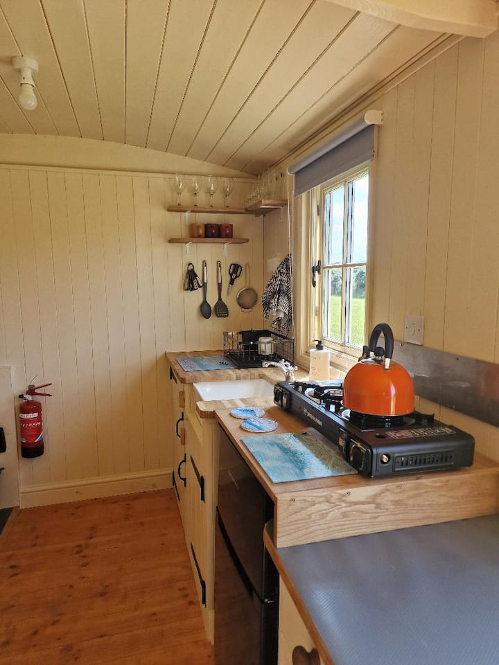 Beach Days & Starry Nights: Hut Stay With Hot Tub - St Agnes